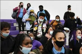  ?? MATT ROURKE — THE ASSOCIATED PRESS ?? Students line up to receive KN95protec­tive masks at Camden High School in Camden, N.J.