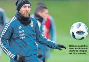  ??  ?? El delantero argentino Lionel Messi controla el esférico en la práctica de su selección