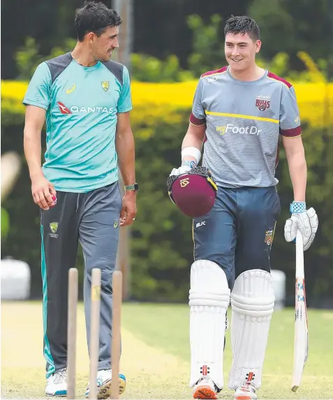  ?? Picture: CHRIS HYDE ?? QUICK PACE: Mitchell Starc and Matthew Renshaw talk in the nets at training yesterday.