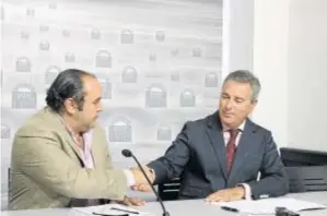  ?? EL PERIÓDICO ?? Fernando Molina y Manuel Lozano se estrechan la mano en la rueda de prensa.