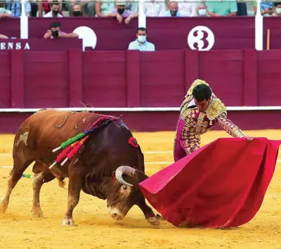  ?? ARJONA/LANCES DE FUTURO ?? José Antonio Lavado, en un natural al tercer novillo de la tarde de la novillada lidiada en Málaga como cierre de feria