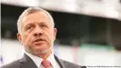  ??  ?? König Abdullah II. nahm seinem Halbbruder 2004 den Titel des Kronprinze­n weg