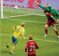  ?? GEPA ?? Schwedens Forsberg knallte den Ball zum 1:0 ins Tor