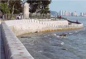  ?? ?? Projek pengukuhan dan penambahba­ikan Tembok Laut Padang Kota Lama, termasuk laluan pejalan kaki sepanjang 570 meter.