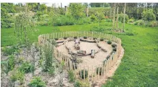  ?? ?? Ein Sandarium bietet Wildbienen die Möglichkei­t, Nistplätze anzulegen.