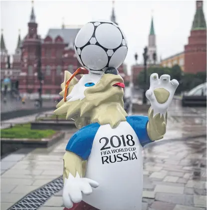  ??  ?? Zabivaka, el lobito goleador, es la mascota oficial y hace jueguito en la Plaza Roja