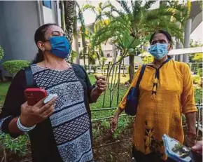  ?? PIC BY ASYRAF HAMZAH ?? Family members of the victim reacting after the Shah Alam High Court’s decision yesterday to acquit five men of the murder of an elderly woman.