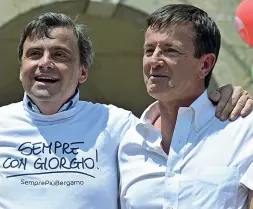  ??  ?? Sul palco L’ex ministro Carlo Calenda con Gori in piazza Vittorio Veneto