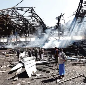  ?? PHOTO AFP ?? Des Yéménites inspectent les décombres fumants d’un immeuble de Sanaa qui a été détruit par des frappes aériennes dimanche.