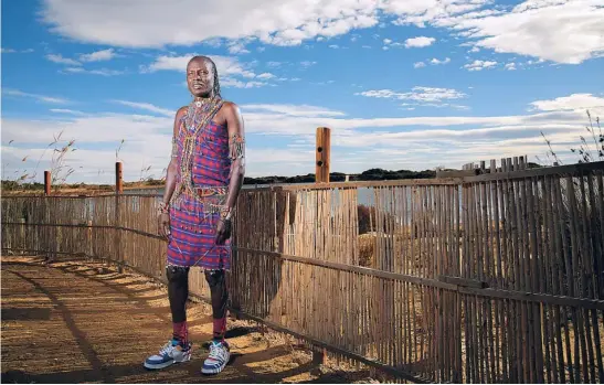  ?? KIKE TABERNER ?? Kikane Ole Pere es el nombre real de William, líder de la comunidad masái de Lemek, en el Masai mara (Kenia)