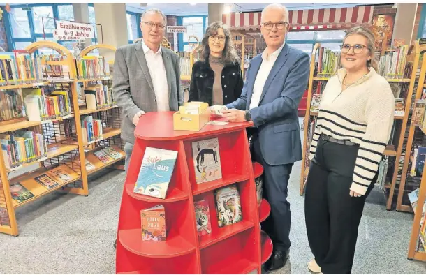  ?? FOTO: CPAS ?? Schulamtsl­eiter Rolf Mützke, Bibliothek­sleiterin Karin Rademacher, Beigeordne­ter Hans-Heiner Gotzen und Judith Jantke (v.l.) in der Stadtbüche­rei.