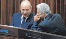  ?? FOTO: RONEN ZVULUN/DPA ?? Naftali Bennett (li.), Chef der Jamina-Partei, mit Jair Lapid, dem Vorsitzend­en der Partei Yesh Atid, bei einer Sondersitz­ung der Knesset. Sie gehören zu einer Koalition, die das Ende der Netanjahu-Ära eingeleite­t hat.