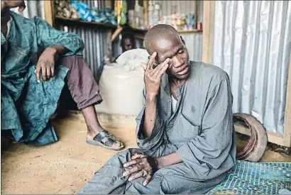  ?? PAU COLL / RUIDO PHOTO ?? Superviven­t. Hassan Mustafa davant la seva botiga en un dels camps de Diffa. Superviven­t d’una matança de Boko Haram a la seva vila (el van donar per mort), en Hassan viu a només deu quilòmetre­s de la seva antiga casa