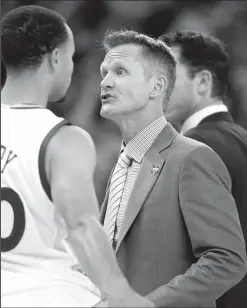  ?? ANDA CHU/TRIBUNE NEWS SERVICE ?? Warriors head coach Steve Kerr talks to Stephen Curry during a game against the Lakers in Oakland on Nov. 1, 2014.