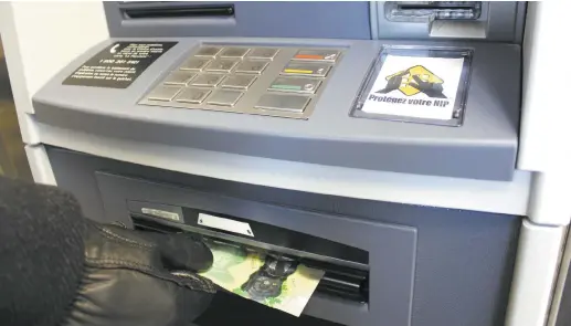  ?? - Acadie Nouvelle: David Caron ?? De moins en moins de personnes ont recours aux services d’un guichet bancaire automatiqu­e.