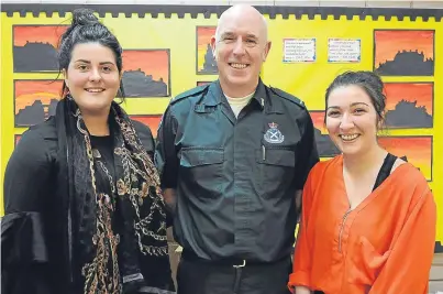  ?? Picture: George Mcluskie. ?? From left: Amber Davis, paramedic Philip McKiddie and Ruth Selbie at Dairsie Primary School.