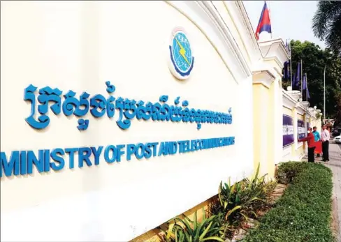  ?? HENG CHIVOAN ?? Men place banners outside the Ministry of Post and Telecommun­ications in Phnom Penh in February.