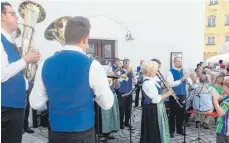  ?? FOTO: MK REUTE-GAISBEUREN ?? Kaiserwett­er bei Ostwind hatte die Musikkapel­le Reute-Gaisbeuren beim Kirchenpat­rozinium.