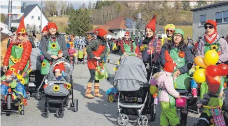  ?? FOTOS: USCHI ZURKE ?? Der Treffpunkt F (Frau und Familie) nahm am Umzug unter dem Motto „Hinter den sieben Bergen, bei den kleinen Zwergen“teil.