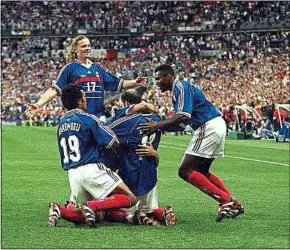  ??  ?? L’équipe de France de Griezmann et Pogba commence son Mondial samedi et tentera d’égaler les glorieux anciens, vainqueurs de la compétitio­n en 1998.