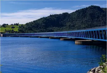  ??  ?? Das Besondere an dieser Brücke ist, dass sie auf schwimmend­en Pontons ruht. Die müssen im Bild natürlich zu sehen sein. Die Biegung des Bauwerks wurde so ins Bild gesetzt, dass sie in Blickricht­ung von links nach rechts verläuft. Interessan­t sind auch die verschiede­nen Blautöne der Lackierung.
Bergsøysun­d-Brücke