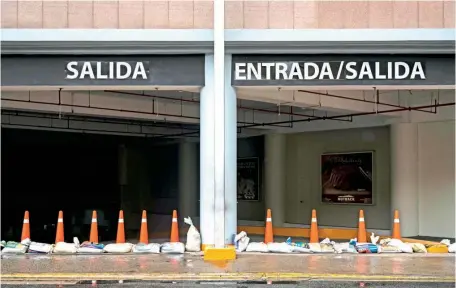  ?? BAYOAN FREITES ?? Las principale­s avenidas y centros comerciale­s del distrito nacional permanecie­ron vacíos durante todo el día de ayer.