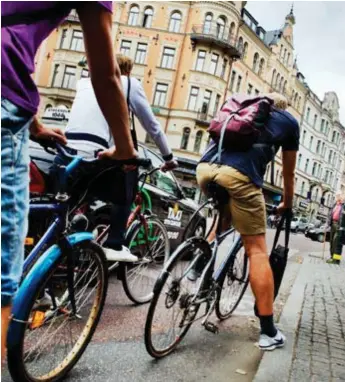  ?? FOTO: VIKTOR GÅRDSÄTER ?? BOTTEN. Stockholm hamnar näst längst ned på listan över antalet invånare som cykelpendl­ar.