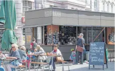  ?? FOTOS: DPA ?? Beliebter Treffpunkt: die Kaffeebude Rixbox am sogenannte­n Plaza, dem Alfred-Scholz-Platz in Neukölln.