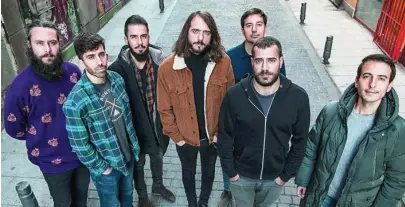  ?? GONZALO PÉREZ ?? A la derecha, David Ruiz, vocalista de La M.O.D.A., junto al resto de la banda en una calle de Madrid
