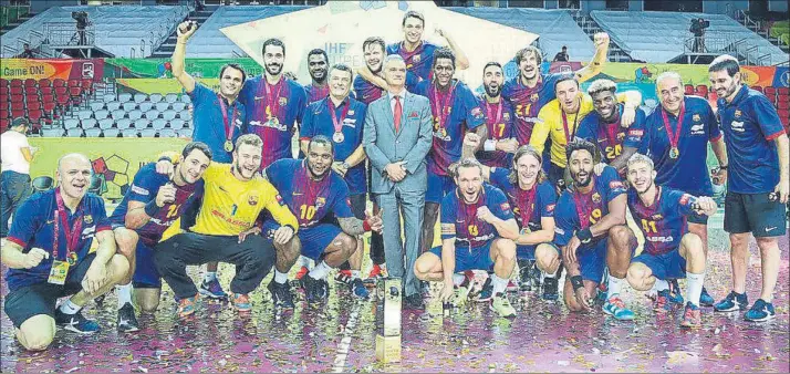  ??  ?? Jugadores y técnicos celebran el tercer Mundial de clubs (2013, 2014, 2017). El Barça completó otro gran partido coral y desempató en el palmarés con los otros dos bicampeone­s, Füchse Berlín (2015, 2016) y Ciudad Real (2007, 2010)