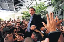  ?? LEO MOTTA/FOLHA DE PERNAMBUCO ?? Recife. Bolsonaro é recebido por apoiadores em aeroporto