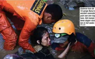  ?? EPA-EFE
Foto ?? Gisteren kon de 15-jarige Nurul bevrijd worden vanonder het puin van een ingestort huis. Het meisje had twee dagen vastgezete­n in het water.