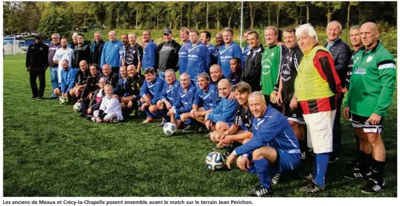  ??  ?? Les anciens de Meaux et Crécy-la-Chapelle posent ensemble avant le match sur le terrain Jean Périchon.