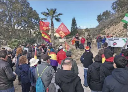  ?? Foto: Michael Trampert ?? Kundgebung der Vereinigun­g Málaga Republica am Strand Peñon del Cuervo.