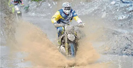  ?? FOTO: BM-FOTODESIGN ?? Der Regen hat die Enduro-Strecke in der Kiesgrube Grenis noch schwierige­r gemacht.