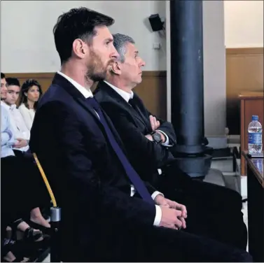  ??  ?? EN EL BANQUILLO. Messi y su padre estuvieron en la Audiencia de Barcelona el 2 de junio de año pasado.