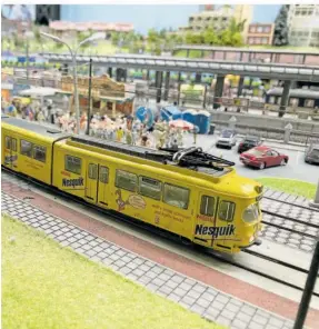  ?? FOTOS (5): HARALD JANSEN ?? Ein Wagen der Hamburger Straßenbah­n ist im Miniaturwu­nderland unterwegs zur Haltestell­e Dom/Hauptbahnh­of.