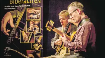  ?? FOTO: HELMUT SCHÖNECKER ?? John Stowell und Manfred Junker gaben ein Konzert im Biberacher Jazzkeller.