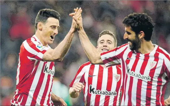  ?? FOTO: EFE ?? Primer gol Aduriz choca su mano con la de Raúl García después de inaugurar el marcador en San Mamés ante el Betis al transforma­r un penalti