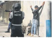  ?? AFP ?? ARRESTADO. Un hombre está detenido por la policía haitiana en la comuna de Turgeau de Puerto Príncipe, durante la violencia relacionad­a con las pandillas.