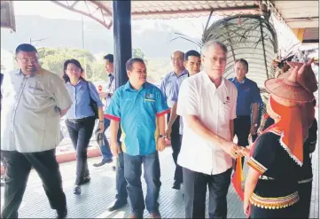  ??  ?? Riot (right) receives a grand welcome upon his arrival at the event yesterday. At far left is Vignaesvar­an.