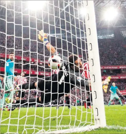  ??  ?? EL ÚLTIMO SUSPIRO. En el último segundo del partido, Messi envió un balón al palo que luego Paco Alcácer no supo rematar. Con esa acción se puso punto y final a un partido vibrante.