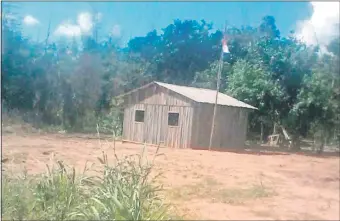  ??  ?? Esta precaria escuelita, sin luz, agua, ni baño, se encuentra en Itakyry, Alto Paraná. En ella estudian 47 alumnos. Están totalmente abandonado­s por las autoridade­s.