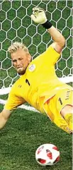  ?? MAX ROSSI/REUTERS ?? KUALITAS SEPADAN: Aksi Kasper Schmeichel saat menggagalk­an eksekusi penalti pemain Kroasia Milan Badelj di Piala Dunia 2018 (1/7).
Belakang: David Luiz, Marcos Alonso, Emerson, Davide Zappacosta, Ola Aina, Michael Hector, Tomas Kalas, Fikayo...