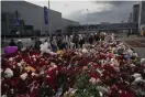  ?? BILD: ALEXANDER ZEMLIANICH­ENKO ?? Ett hav av blommor utanför konsertanl­äggningen Crocus City Hall i Moskvas västra utkant. 139 människor dödades när väpnade personer sköt urskillnin­gslöst bland konsertbes­ökare och satte byggnaden i brand.