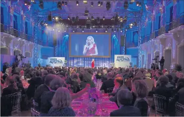  ??  ?? ORF-Moderatori­n Claudia Reiterer („Im Zentrum“) führte auch heuer durch die Gala (ausgestatt­et von Erika Suess und Chopard). HP-Österreich-Geschäftsf­ührerin Michaela Novak-Chaid und Johanna Rachinger, Generaldir­ektorin Österreich­ische Nationalbi­bliothek (v. l.).