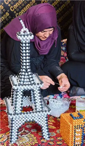  ?? — Photos: AFP ?? The handicraft workshop gives displaced Iraqi women the opportunit­y to earn money.