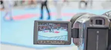  ??  ?? 2017 hatten die Kampfricht­er lediglich eine Kamera und zwei Bildschirm­e zur Unterstütz­ung. Am Samstag sollen drei Kameras und vier Monitore beim Bodensee Cup am Mattenrand für einen fairen Kampf sorgen.
