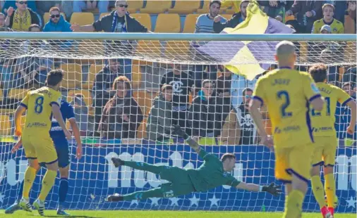  ??  ?? SIN OPCIÓN. Dorronsoro, que volvía a Santo Domingo, no pudo hacer nada para evitar el tempranero gol de Dorca desde la frontal.