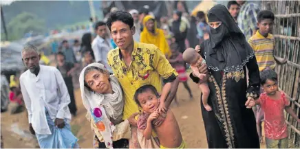  ??  ?? Rohingya people flee to Bangladesh.